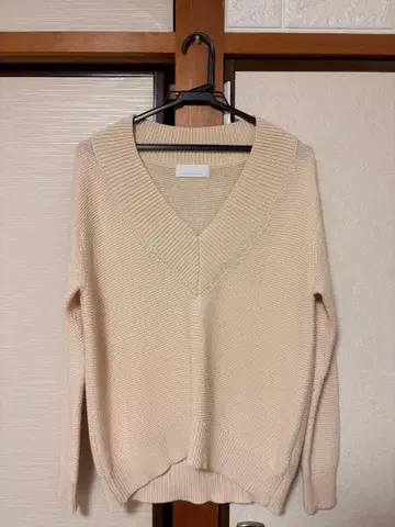 [컨디션 최상] 베이지 V넥 니트 스웨터
