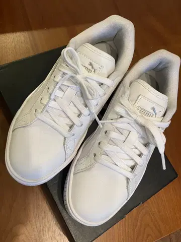 PUMA 화이트 플랫폼 스니커즈