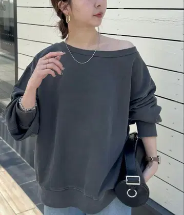 Discoat 피그먼트 원숄더 맨투맨