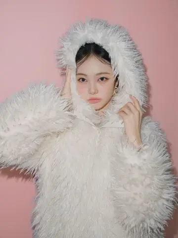 릴리 브라운 스노우마 풀오버 상의 Hearts2Hearts 착용