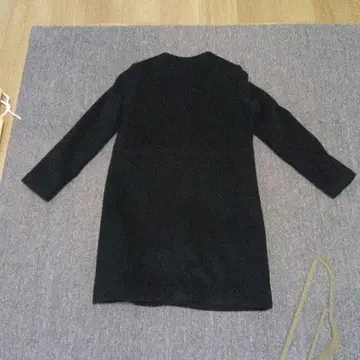 어반 리서치 블랙 컬러 무릎 기장 노카라 코트 새상품급