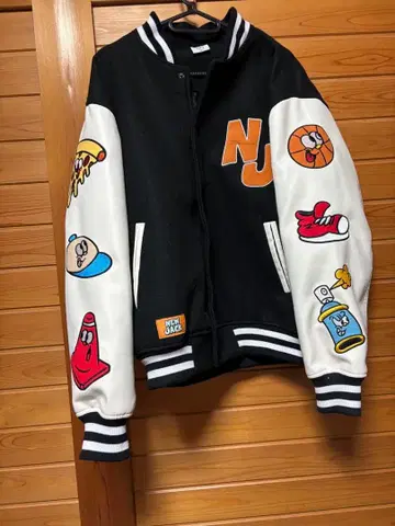 NEW JACK CREW 바시티 자켓 M 사이즈 블랙/화이트