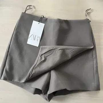 [ 미사용 새상품 ] ZARA 그레이 숏팬츠 XS