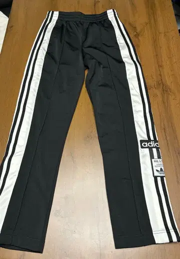 adidas 트랙 팬츠 블랙 스냅 버튼 포함