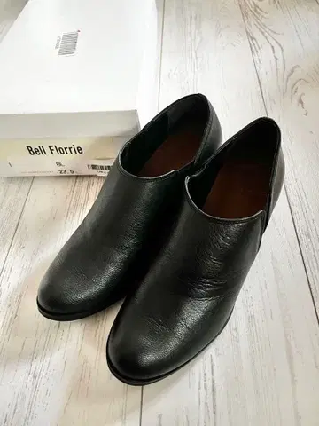 미사용 새상품 Bell Florrie 블랙 가죽 부티 23.5cm