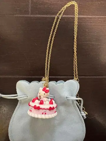 헬로키티 케이크 모양 목걸이