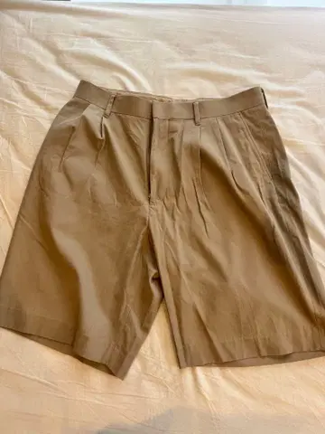 AURALEE 베이지 플리츠 숏팬츠