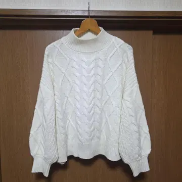 화이트 케이블 짜임 하이넥 스웨터