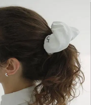 CLANE 화이트 스크런치 CL 로고 포함