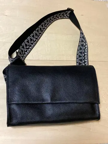 이아파피요네 패턴 와이드 테이프 숄더백 블랙