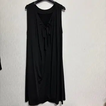 블랙 슬리브리스 무릎 기장 원피스