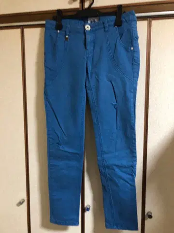 파란 스키니 팬츠 데미지 있음