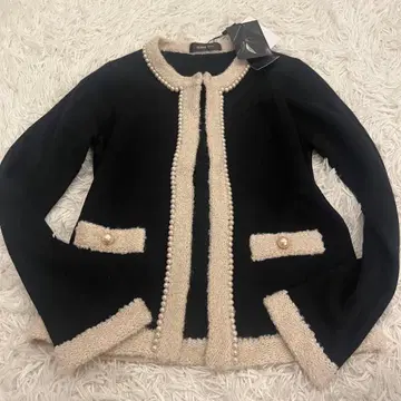 새상품 JUSGLITTY 앙상블 펄 가디건 니트 노카라