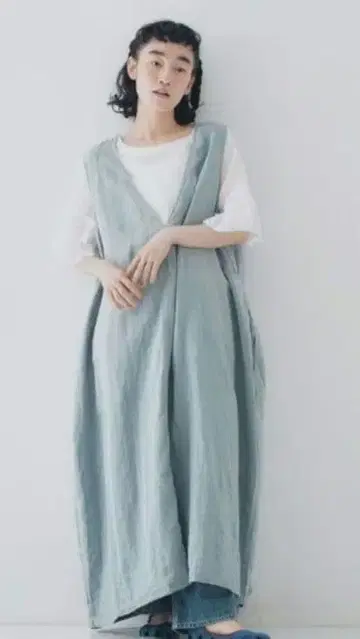 네스트로브 블랙 린넨 백 V 슬리브리스 원피스