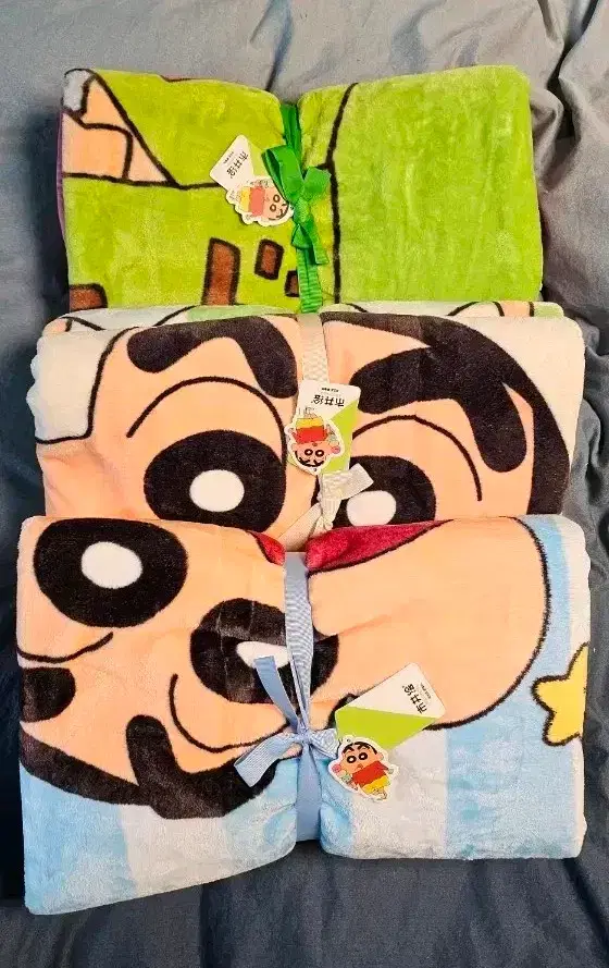 Crayon Shin-chan Character Knee Blanket