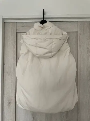 미라 오웬 화이트 후드 부착 다운 베스트