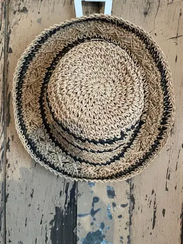 베이지와 블랙 스트라이프 밀짚모자