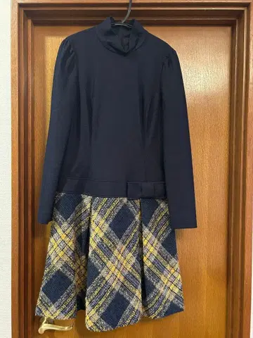 네이비 체크 무늬 긴팔 원피스