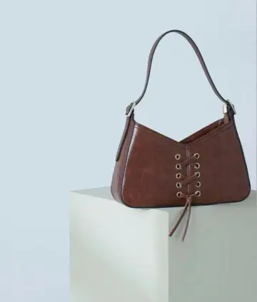 [미인백화 게재] 레이스업 세미 숄더백