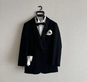 턱시도 자켓 팬츠 블랙 블랙 신랑 사전 촬영 웨딩 사진