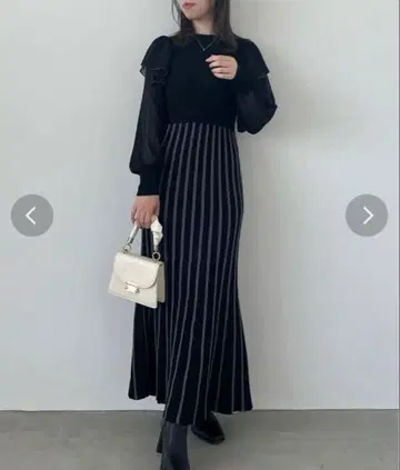 바이컬러 플리츠 니트 원피스 더즈린 블랙