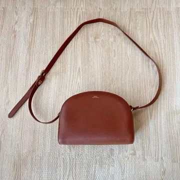 A.P.C 하프문백 숄더백