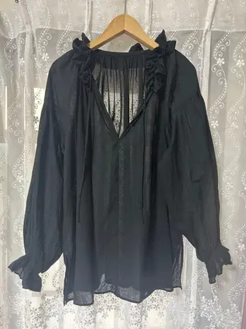 베이크루즈 프릴 장식 블랙 긴팔 셔츠