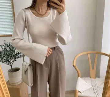 [BLATE] 소매 플레어 슬림 크루넥 니트