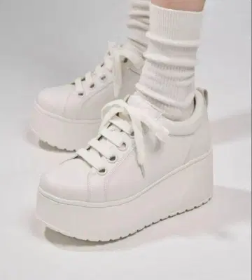 스즈키 아미 스니커즈 화이트 플랫폼 스니커즈