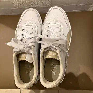 PUMA 화이트/베이지 스니커즈