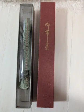 허리띠 그린 컬러와 골드 컬러 스트라이프