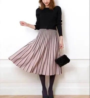 JUSGLITTY 저스길리티 배색 플리츠 니트 원피스 A라인