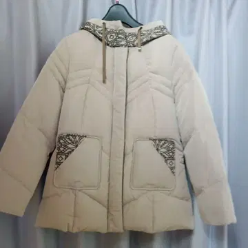 기하학 패턴 후드 부착 아이보리 다운 자켓