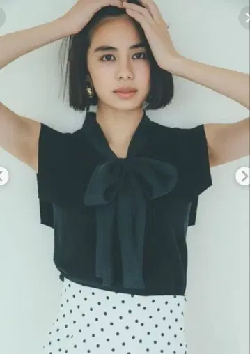 SNIDEL 리본 포함 슬리브리스 니트