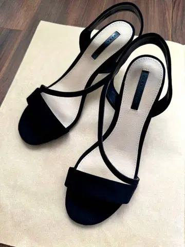 ZARA 블랙 스웨이드풍 샌들 37