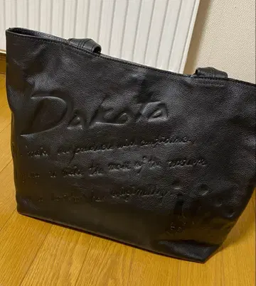 다코타 블랙 천연 가죽 토트백 로고 엠보 손글씨 다코타 바닥 있음