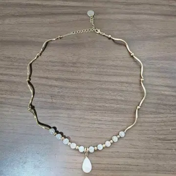 [ 18일까지 판매 ] 유리 비즈 x 펄 악센트 웨이비 목걸이