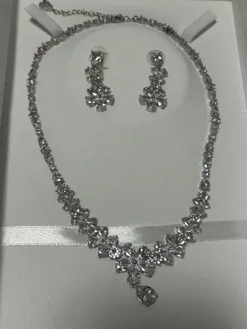 LoveTiara 풀블룸 지르코니아 목걸이 & 귀걸이 세트