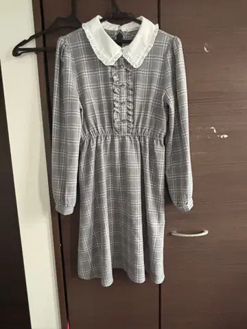 그레이 계열 체크 카라 부착 원피스