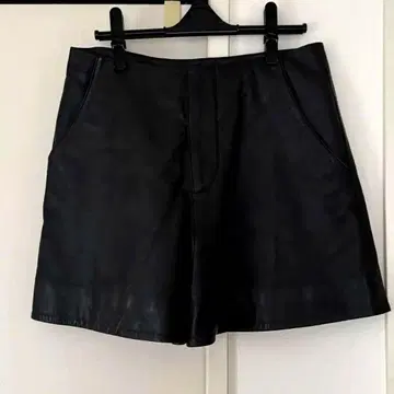 SHINZONE / MIRROR 양가죽 가죽 숏팬츠 (블랙)