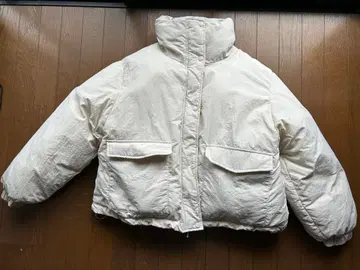 화이트 다운 자켓 후드 부착