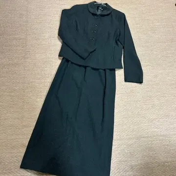 다크 그레이 자켓과 스커트 세트