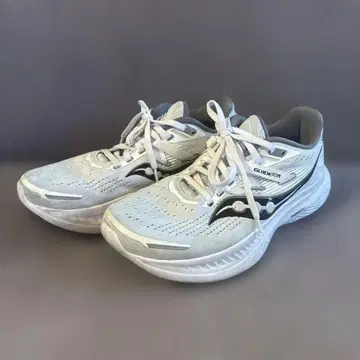 [ 깔창 미사용 ] Saucony 러닝화 화이트 24cm