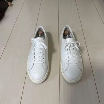 화이트 가죽 레이스업 스니커즈