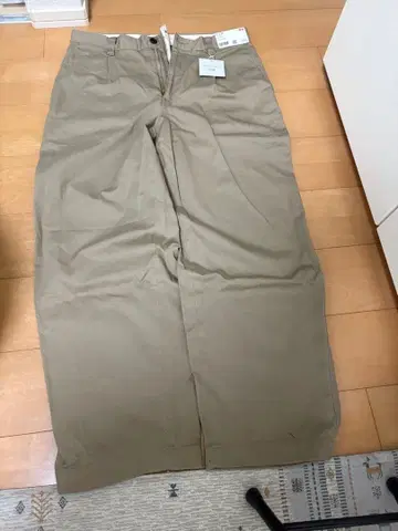 유니클로 JW ANDERSON 베이지 치노 팬츠 턱 와이드 치노