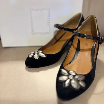 UNTITLED 블랙 스웨이드 펌프스 플라워 장식