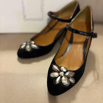 UNTITLED 블랙 스웨이드 펌프스 플라워 장식