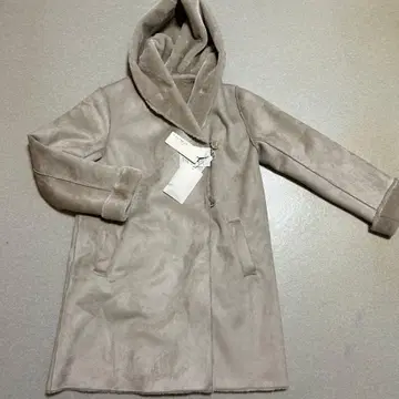 후드 부착 베이지 무스탕 코트 정가 15,800 + tax