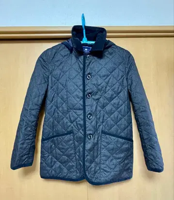 다크 그레이 퀼팅 자켓 후드 부착