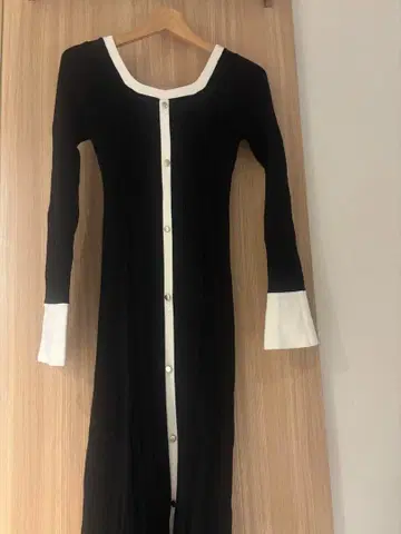 머큐리 듀오 바이컬러 플레어 슬리브 니트 원피스